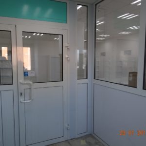 Алюминиевая дверь для медучреждений