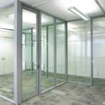 Алюминиевая перегородка с дверью и стеклом GFTD519